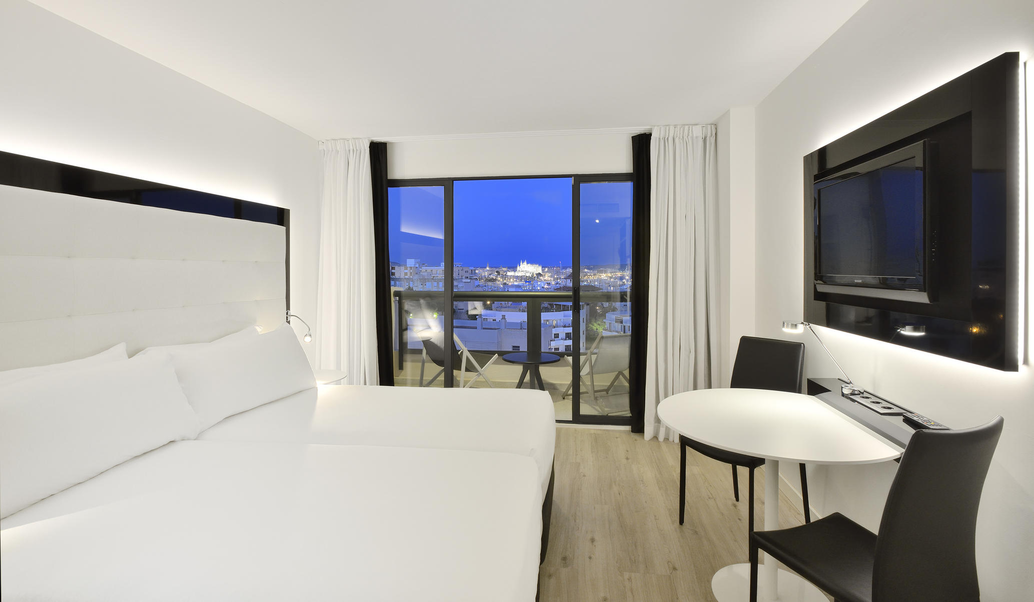24InnsidePalmaBosque-Premium_Room_Bay_View_Twin_Night_BVD.jpg