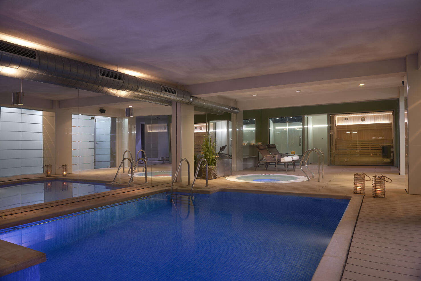 26bInnsidePalmaCenter-IndoorPoolSpa.jpg