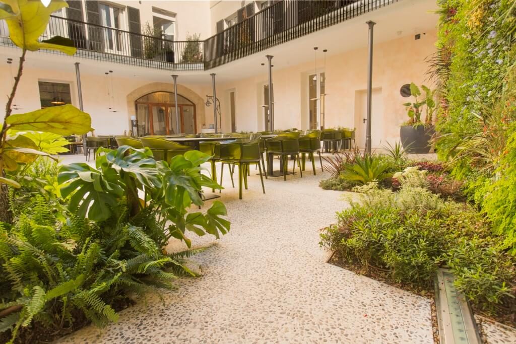 Patio-interior-en-el-hotel-ICON-Roseto-by-Petit-Palace-en-Palma-de-Mallorca-480-1024x683.jpg